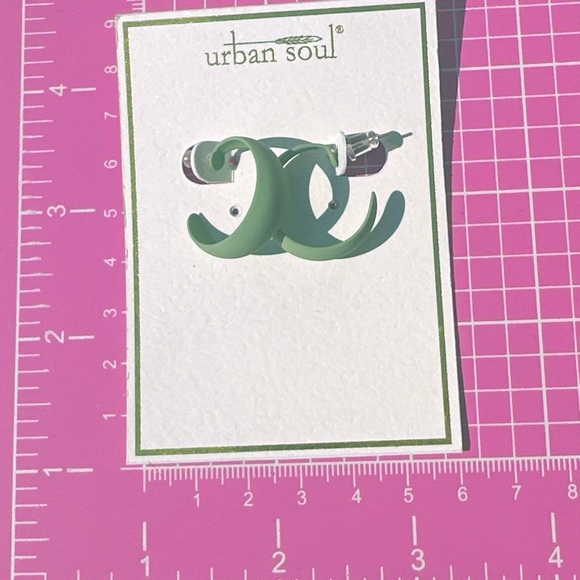 4pcs for $20 in my store ‼️Urban soul earrings small open loop green lightweight - Picture 4 of 4